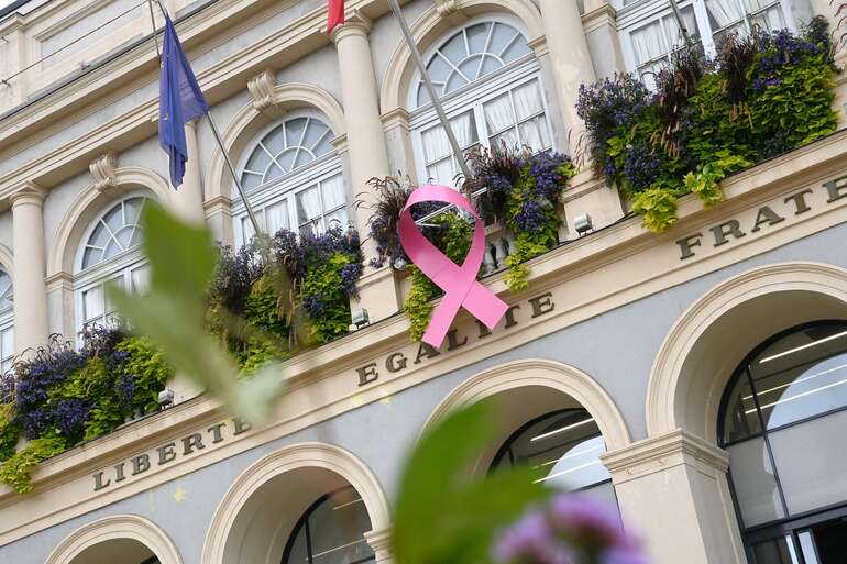 Noeud sur l'hôtel-de-ville pour la journée octobre rose 
